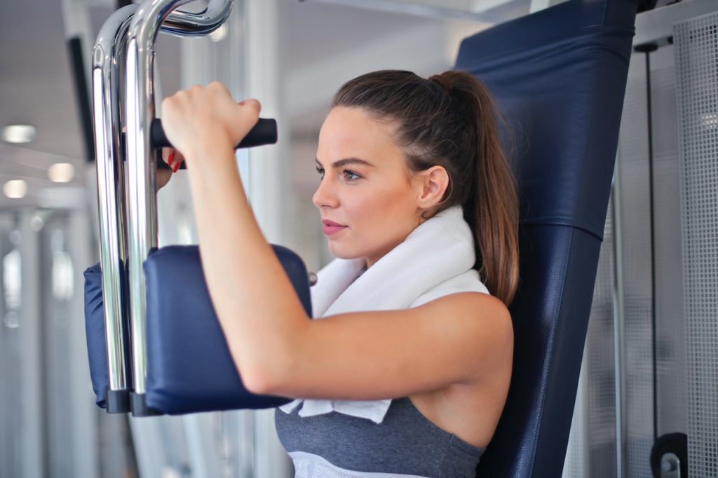 vrouw doet aan kracht training