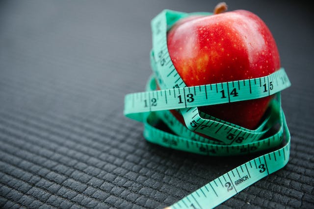 appel met lintmeter rond