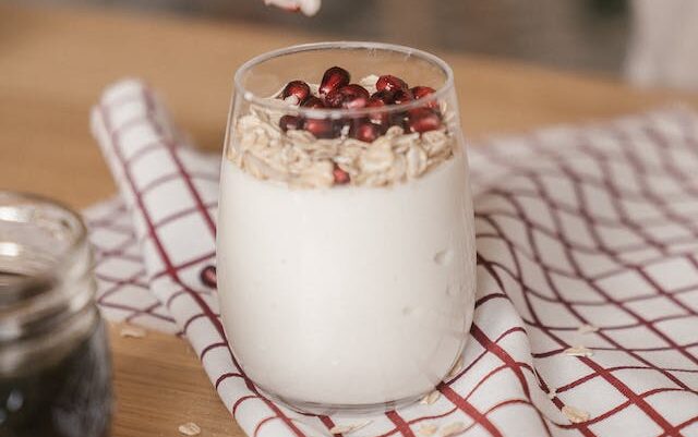 yoghurt in een glazen potje met granaatappel