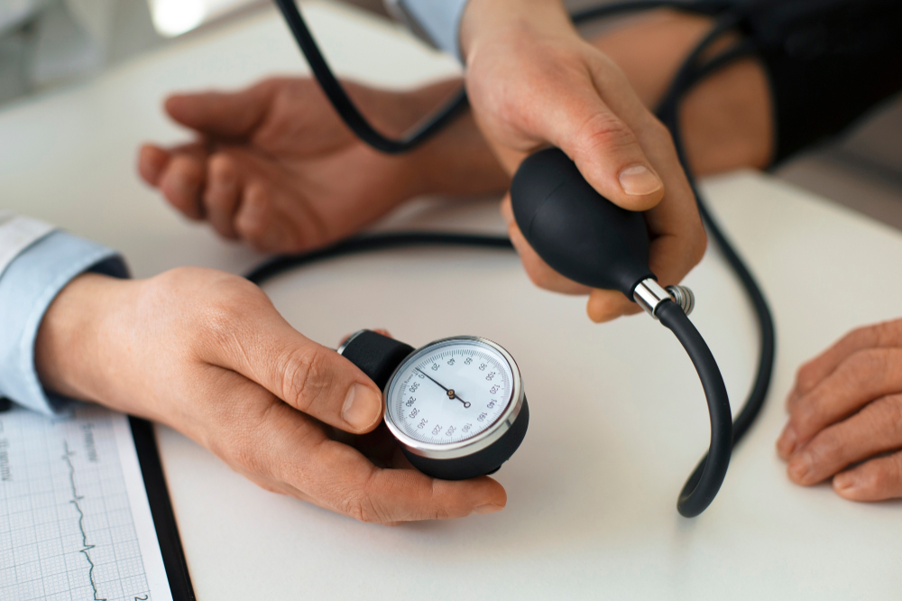 dokter meet bloeddruk bij patiënt
