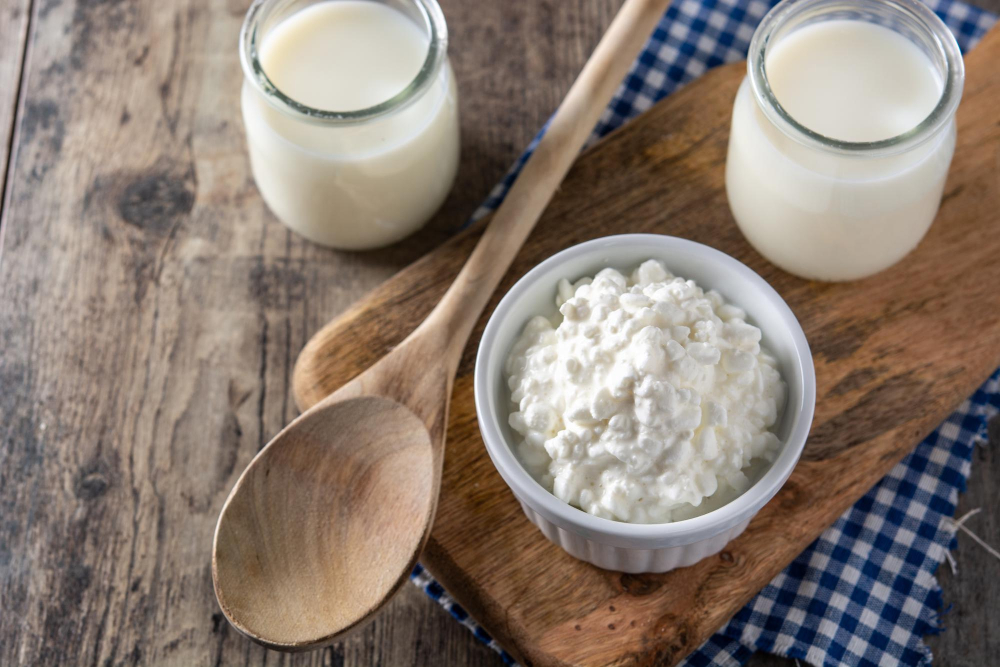 kaas, yoghurt en melk op een tafel