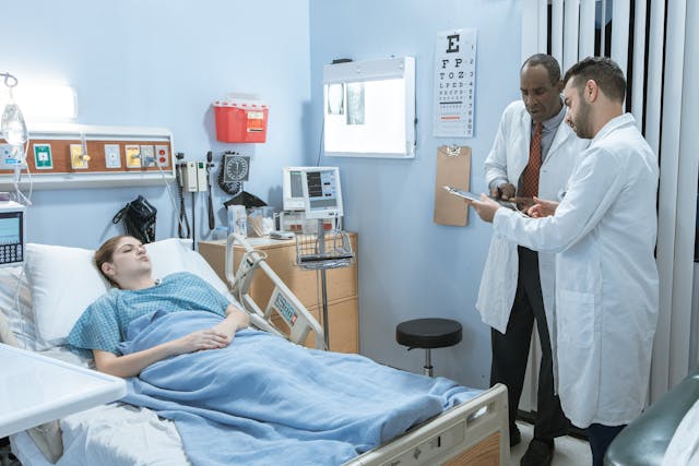 dokters bespreken het dossier van de patiënt